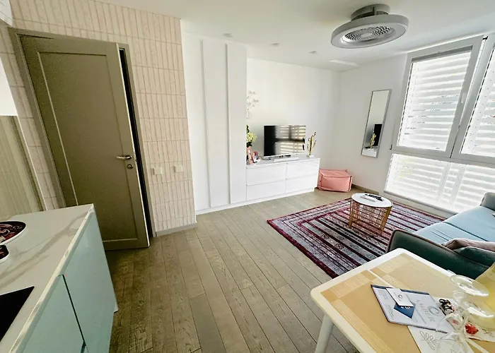 Amber - Pink Apartment